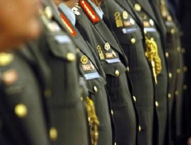 Εφαρμόζουν το νόμο Σαμαρά: Διπλές μειώσεις στις αποδοχές 120.000 αποστράτων ΕΔ και ΣΑ